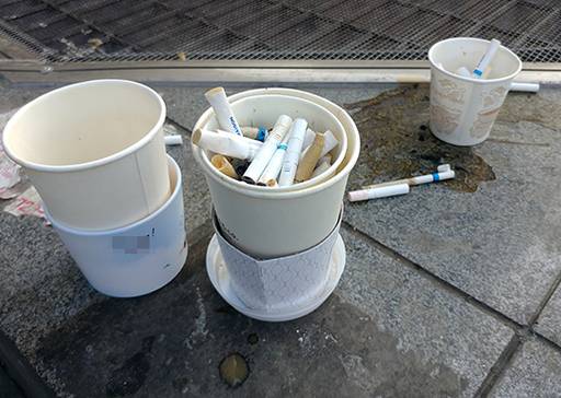 흡연자들이 버린 종이컵 속에는 어김없이 담배꽁초가 가득 들어 있다.