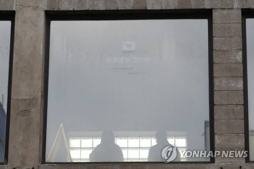 경찰, 이부진 호텔신라 사장 프로포폴 상습 투약 의혹 해당 병원 현장조사 (서울=연합뉴스) 신준희 기자 = 21일 오후 서울 강남구 H 성형외과에서 이부진 호텔신라 사장이 마약류인 수면마취제 프로포폴을 상습 투약했다는 의혹을 내사 중인 경찰과 보건소 관계자들이 현장조사를 하고 있다. 서울지방경찰청 광역수사대와 서울 강남경찰서, 보건소 관계자들은 이날 오후 의혹이 불거진 성형외과에서 마약류 관리 실태를 점검 중이다. 2019.3.21 hama@yna.co.kr
