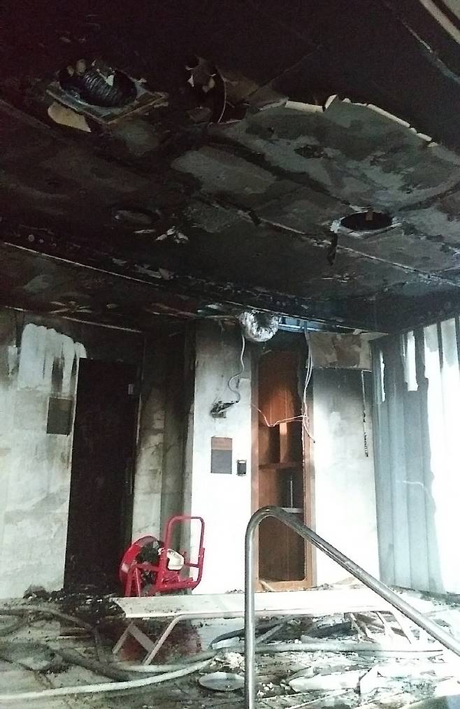 24일 오후 3시16분께 불이 난 인천 중구 운서동 영종도 파라다이스호텔 3층 여성 건식사우나 모습. 이 불은 출동한 소방대에 의해 36분만인 3시52분께 진화됐다. (사진 = 인천소방본부 제공)