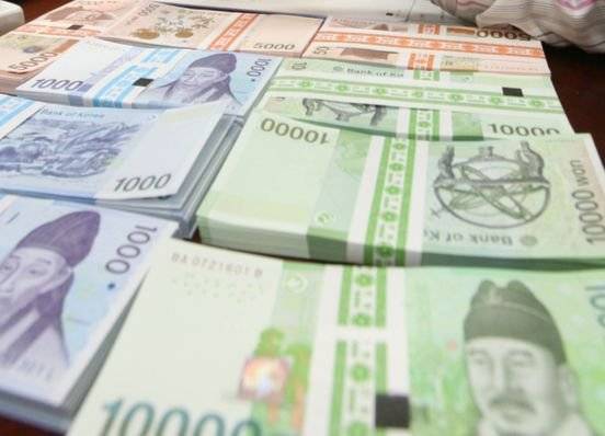 돈을 우선시하느라 우리 인생에서 중요한 가치를 잃어서는 안 된다. 하지만 그렇다고 해서 돈의 우선순위를 마냥 밀어내어선 안 된다. 돈을 잘 관리하는 사람들은 돈을 신권처럼 빳빳하게 잘 보관하고, 작은 돈도 소중히 여길 줄 안다. [중앙포토]