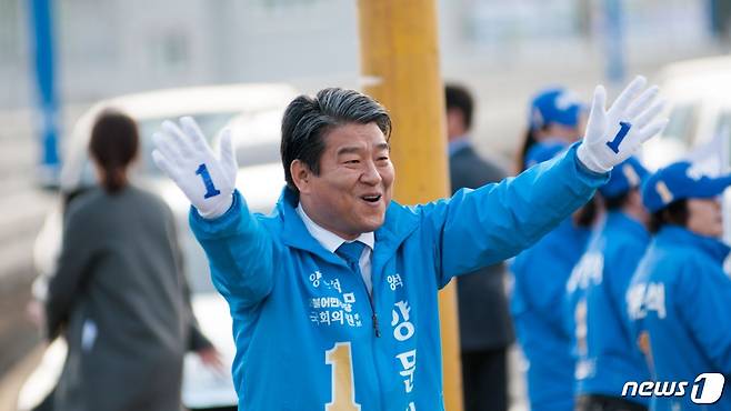 민주당 양문석 후보가 거리유세에서 지지를 호소하고 있다.© 뉴스1