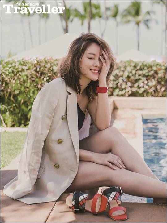 김성령 화보가 화제다. ⓒ 더 트래블러