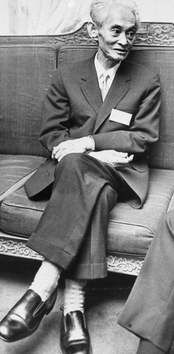 슈사이 명인의 바둑 관전기를 집필한 소설가 가와바타 야스나리. [중앙포토]