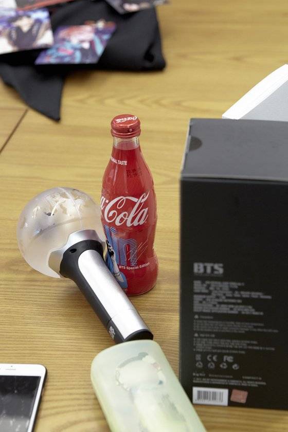 (왼쪽)방탄소년단(BTS) 아미밤, (가운데)코카콜라 스페셜 패키지다. 김나연 학생기자 소장물이다. 그 역시 코카콜라 한정판 BTS 스페셜 패키지를 빼먹지 않고 구매했다.