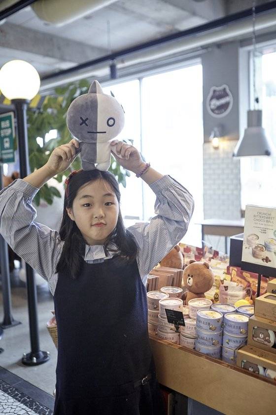 맹서후 학생기자가 BT21 캐릭터 반 인형을 머리 위에 얹어 보였다. 이곳에서는 BT21 텀블러, 옷, 인형, 먹거리 등 다양한 형태 굿즈를 구매하거나 함께 사진을 찍으며 즐길 수 있다.