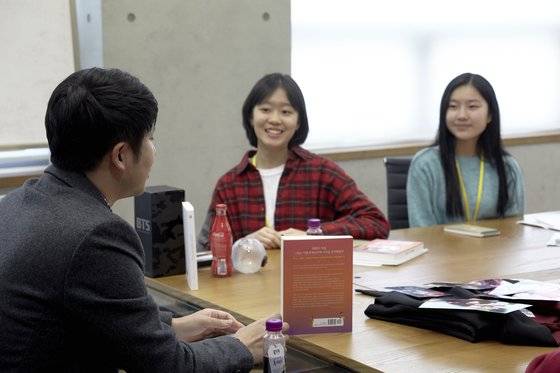 (가운데)김나연 학생기자, 진효원 학생모델이 (왼쪽)유성운 작가의 설명을 듣고 있다.