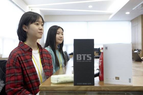 (왼쪽부터)김나연 학생기자, 진효원 학생모델이 유성운 작가의 설명을 듣고 있다.