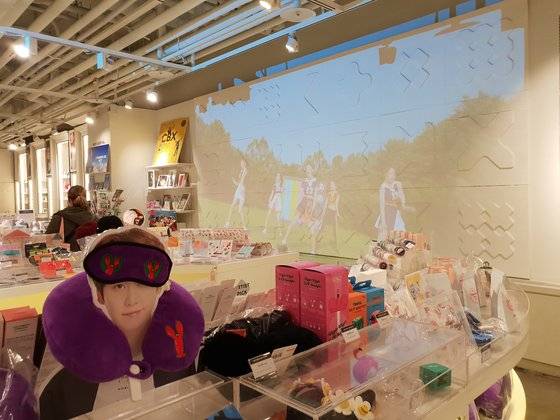 SM 코엑스아티움 2층 굿즈 판매 코너다. 이 곳에선 그룹별, 멤버별 굿즈를 구매할 수 있다.