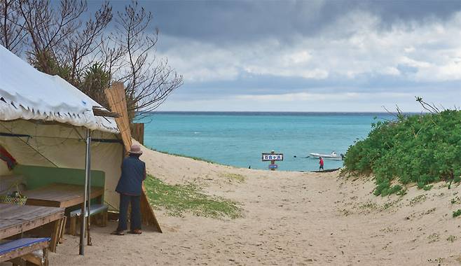 손님을 기다리는 노점할머니