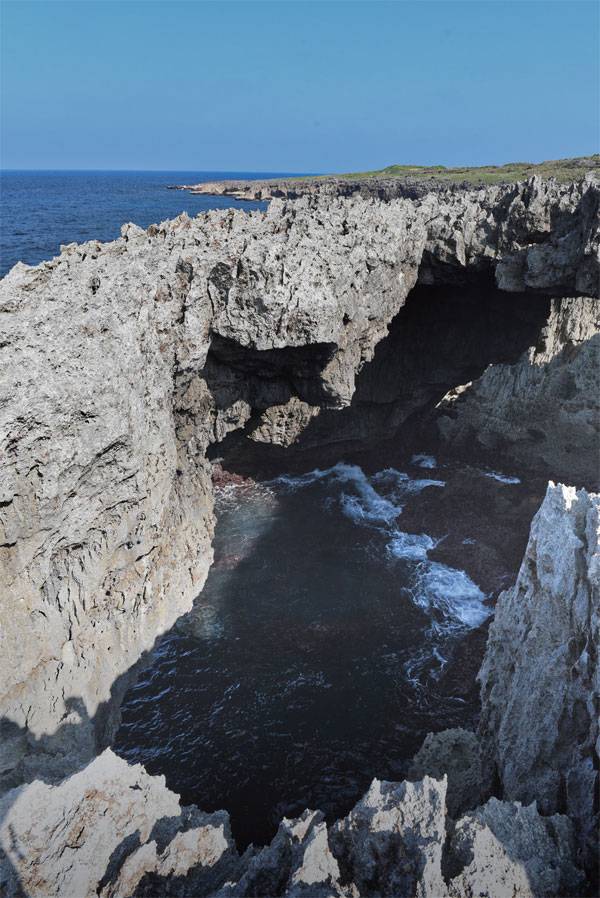 후챠. 동굴 천장이 무너진 사이로 파도가 솟구쳐 오른다