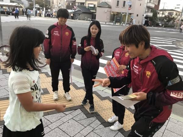 고베 아이낙은 사장부터 선수들까지 모두 거리로 나가 시민들과 호흡하는 데 힘쓴다. 구단과 선수 홍보 효과를 톡톡히 보고 있다.