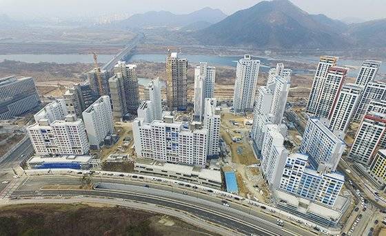 최정호 국토부 장관 후보자가 분양받은 세종시 캐슬앤파밀리에 디아트 아파트. 세종시 분양시장에서 가장 많은 청약 인기를 끈 단지다. 최 후보자는 28층 꼭대기 층에 금강을 내려다보는 복층형 구조의 155㎡를 분양받았다. 오는 8월 입주 예정이다.