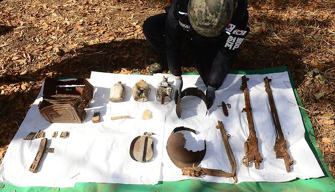 지난해 10월 25일 오전 강원도 철원군 철원읍 백마고지 인근 화살머리고지에서 국방부 유해발굴감식단원들이 6.25 당시 전투에서 숨진 국군 유해를 발굴하던 중 발견된 당시 전투 장비를 보여주고 있다. 사진공동취재단