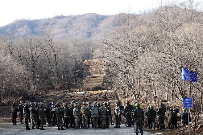 국방부가 지난해 11월 22일 공개한 경기도 연천 화살머리고지 모습. 남측의 남북 공동 도로개설 작업 현장 모습이다. 사진공동취재단