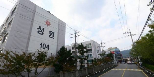 경남 창원 진해구 자은동 성원아파트. 이 단지를 다수 소유한 임대사업자 김모 씨가 지난해 여름 파산하면서 세입자들이 보증금을 돌려받지 못하고 있다. 네이버거리뷰 캡처