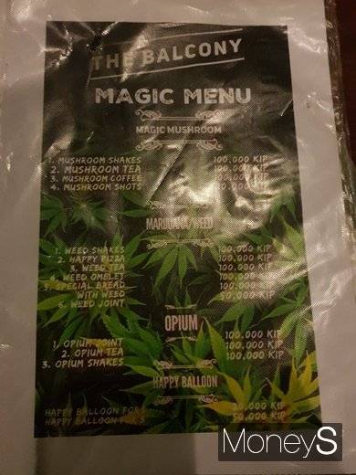 라오스 방비엥 한 술집에서 '매직버섯' '마리화나·대마초' '아편' '해피벌룬' 등 마약류를 판매하고 있다. /사진=류은혁 기자
