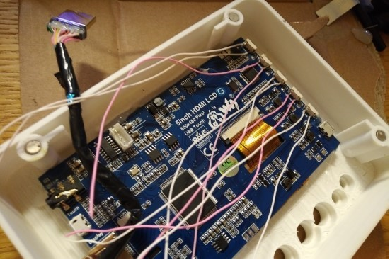 (LCD를 탑재하고 라즈베리파이3를 부착하는 모습) / 아는 아저씨님 사진 제공