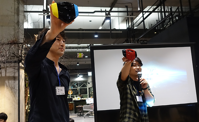 (게임인의 밤 행사에서 소개한 '재믹스 미니'다. 좌측에 맑시오님, 우측에 검떠님)