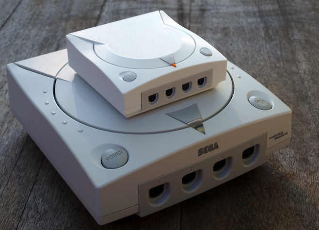 (드림캐스트 미니. 아빠와 아들 같은 모습이다)