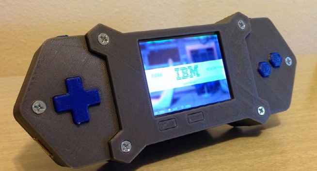 (라즈베리파이가 탑재된, PSP 처럼 가로형으로 제작된 3D 프린터 게임기)