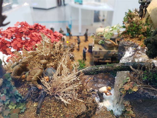 국립과천과학관에서 전시중인 전우석 작가의 '휴식' 디오라마. 2차세계대전 중 잠시 휴식을 취하고 있는 독일군을 연합군이 언덕 위에서 염탐하고 있다.