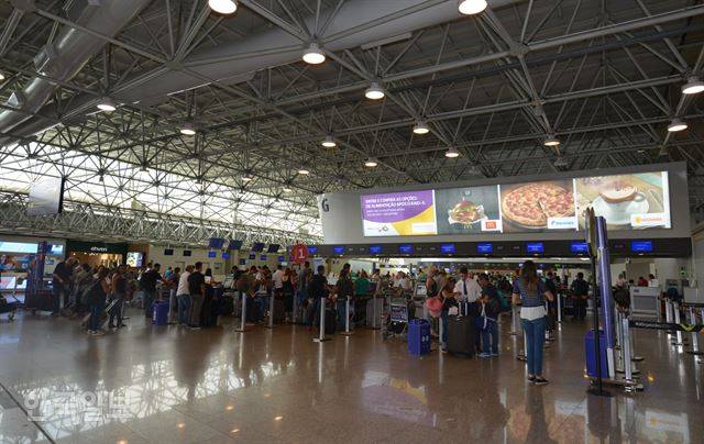 비행기 탑승객들이 리우데자네이루 공항에서 수속을 밟고 있다.