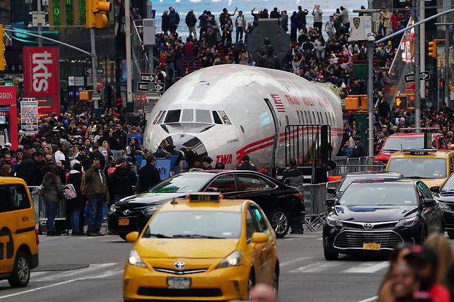 1960년대 미국 TWA 항공사의 주력 여객기의 동체가 지난 24일(현지시간) 뉴욕 한복판인 타임스퀘어에 전시돼 있다. [로이터=연합뉴스]