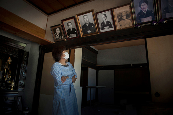 ⓒToyoda 후쿠시마 시내로 피난한 간노 가즈요 씨(위)는 8대를 이어 살아온 이 집을 헐기로 결심했다.