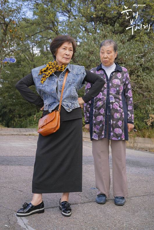 민소매 청재킷을 입은 배우 김혜자. 〈제이티비시〉(JTBC) 제공