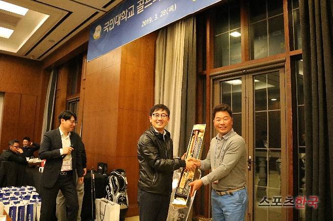 메달리스트 우승자 최종휴 프로에 대한 오동나무퍼터 시상식이 열리고 있다.