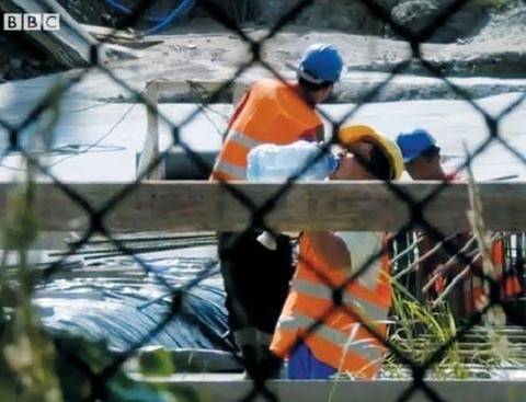 러시아 블라디보스토크의 한 건설 공사현장에서 일하고 있는 북한 노동자들을 촬영한 모습. /BBC