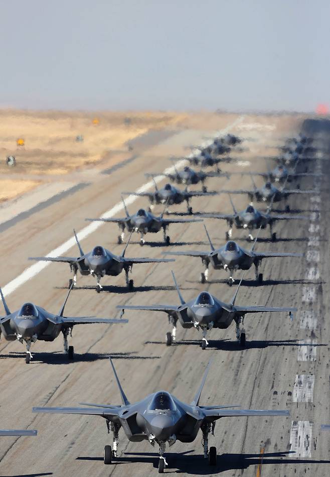 미국 공군은 지난해 11월 19일 유타주 힐 공군기지에서 F-35A 스텔스 전투기 수십대가 꼬리를 물고 발진하는 무력시위를 했다. 미 공군 용어로 ‘코끼리 걸음’(elephant walk)이라 불리는 이 훈련은 완전무장한 다수의 공군기가 밀집대형을 이뤄 활주로를 이동하면서 최단시간 내에 잇따라 발진하는 훈련이다. [AFP=연합뉴스]