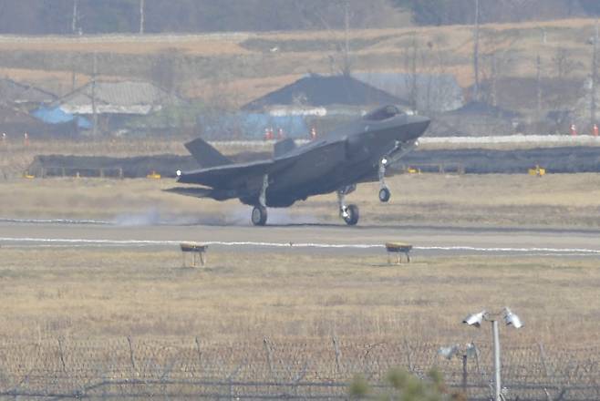 29일 오후 충북 청주 공군 제17전투비행단 기지에 안착한 F-35A. 프리랜서 김성태