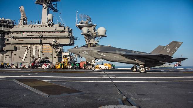 지난 2017년 10월 미 캘리포니아 주 연안에서 F-35C가 항공모함 칼빈스함에 착륙하고있다.[미 해군=연합뉴스]