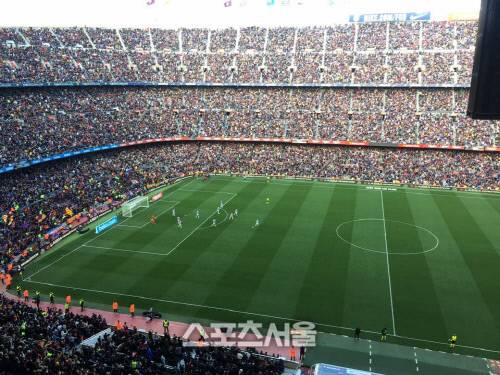 FC바르셀로나-에스파뇰전이 31일 10만 관중이 들어찬 가운데 열리고 있다. 바르셀로나 | 박재영통신원