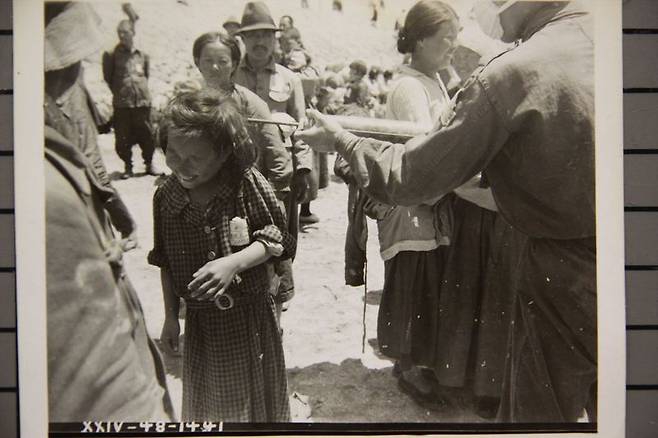 해방 이후 국외에서 고국으로 돌아온 귀환동포들은 주택과 식량난 등 민생고에 시달려야 했다. 사진은 1948년 5월28일 만주에서 인천으로 돌아온 한국인 소녀 한명이 인천에 세워진 귀환민 캠프에 들어가기 전에 머리에 소독을 당하는 모습이다. 귀환선은 엄격한 방역절차를 밟고서야 상륙할 수 있었고, 귀환자들은 방역사업의 일차 대상이 되었다. 미국 국립문서관, 국사편찬위원회 사본