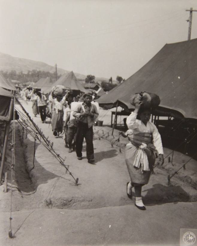 북한, 만주, 동중국 등에서 38선을 통해 남쪽으로 돌아온 귀환동포들이 개성에 마련한 난민촌에 들어오고(1947년 5월25일) 있다. 이들은 이곳에서 몸수색과 예방주사 접종 등 방역을 마친 뒤 주거지가 마련될 때까지 텐트에서 생활했다. 미국 국립문서관, 국사편찬위원회 사본