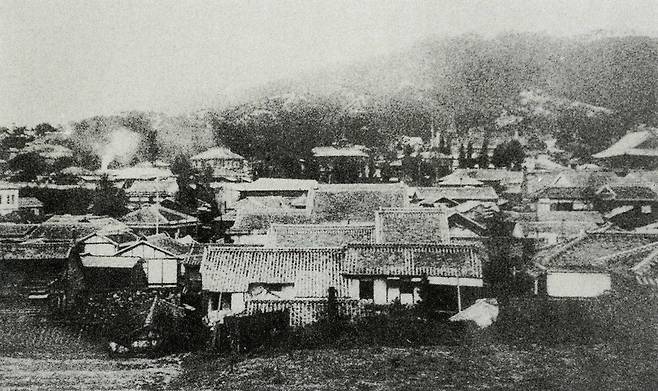 일제강점기 서울 남산 일대에는 일본인들이 주로 살던 신식의 ‘문화주택’이 많이 들어섰다. 식당과 욕실, 화장실을 실내에 설치한 문화주택은 당시 최고급 주택이었다. 사진은 일제강점기 남산 아래 회현동 부근의 주택단지. <일제 침략 아래에서의 서울>