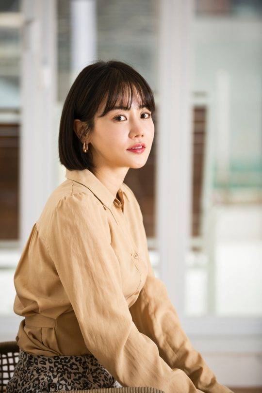 “적당히 나이 든 지금이 편하다”는 황우슬혜. 자신처럼 늦게 데뷔한 사람에겐 일부러 ‘충분해, 충분해’라고 말해준다”고 설명했다./사진제공=영화사 두둥