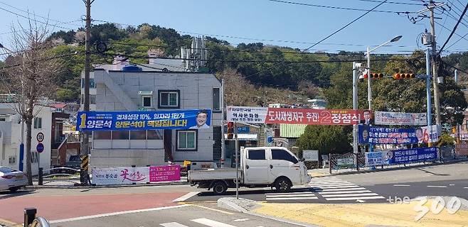 통영 충렬사광장 앞에 걸려있는 양문석 더불어민주당·정점식 자유한국당 후보자의 선거현수막/사진=조준영 기자