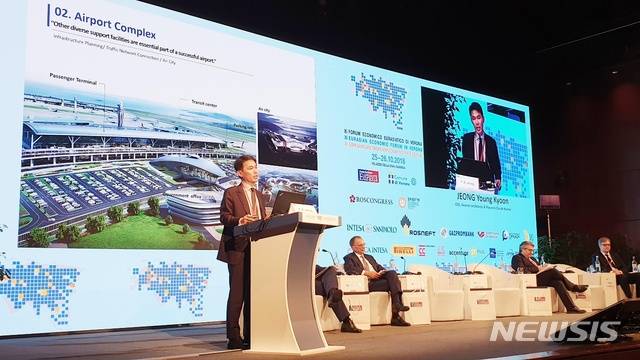 【서울=뉴시스】김가윤 = 정영균 희림 대표이사가 지난해 유럽 최대 규모의 유라시아 경제포럼인 '베로나 유라시아 경제포럼'에 참석해 기조연설을 하고 있다. 2018.11.20 (제공=희림건축)  yoon@newsis.com