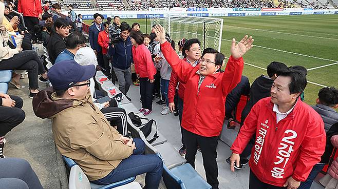 황교안, 경기장 선거유세(사진=자유한국당 홈페이지 제공/연합뉴스)