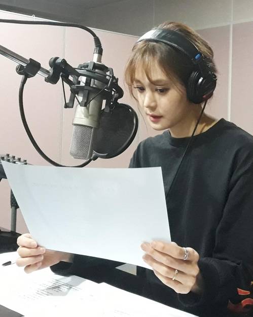 영어 내레이션 재능 기부한 방송인 안현모의 녹음 장면 [서경덕 교수 제공]