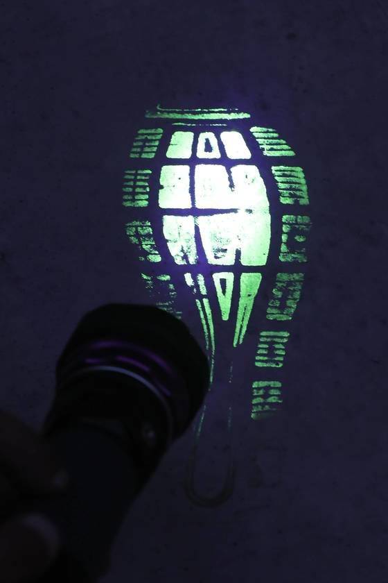 형광물질은 눈에 보이지 않지만 특수조명을 비추면 드러난다.［중앙포토］