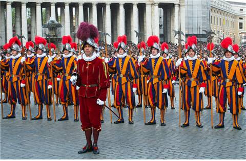 2005년 4월 19일, 바티칸시의 교황 선거장 앞에 도열한 모습. /출처= ⓒbritannica.com