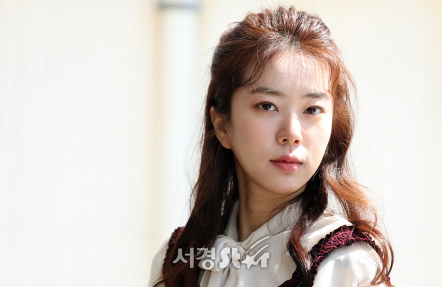 배우 박신아가 2일 서울 팔판동의 한 카페에서 진행된 서울경제스타와의 인터뷰에 앞서 포즈를 취하고 있다. /2019.04.02 서울경제스타 양문숙