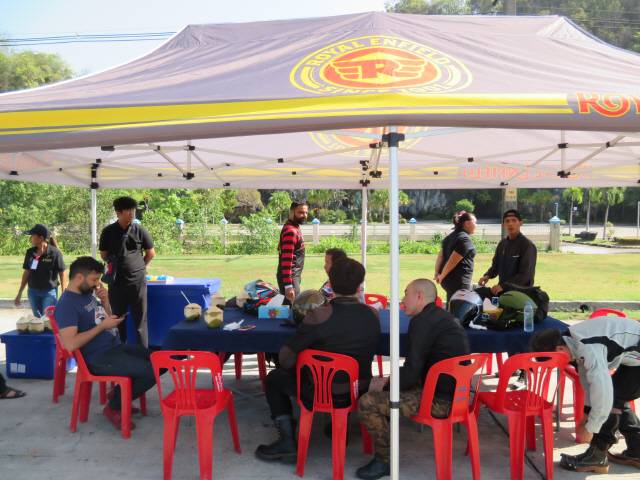 첫 번째 휴식지에서 기자들과 함께 쉬고 있는 싯다르타 랄(왼쪽 끝자리) CEO. 그는 직접 시승에 참여해 같이 달리다 푸켓의 마운틴 코스를 달려보고 싶다며 홀연히 사라졌습니다. 영락없는 바이크 매니아입니다.