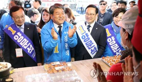 민주당 '양문석 지지호소' (통영=연합뉴스) 김동민 기자 = 더불어민주당 이해찬 대표(왼쪽)와 홍영표 원내대표(오른쪽)가 2일 오후 경남 통영시 중앙시장에서 4·3 보궐선거에 출마한 양문석 후보에 대한 지지를 호소하고 있다. 2019.4.2 image@yna.co.kr