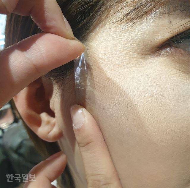 [저작권 한국일보]최근 유행하고 있는 셀프 얼굴 리프팅 테이프 "장시간 붙일 경우 피부 손상이 생길 가능성이 농후하고 접착제와 실리콘 성분 때문에 피부 트러블이 생기기도 한다. 특히 피부가 얇을 수록 더 심한 부작용이 발생할 수 있다. 김민규기자 whitekmg@hankookilbo.com