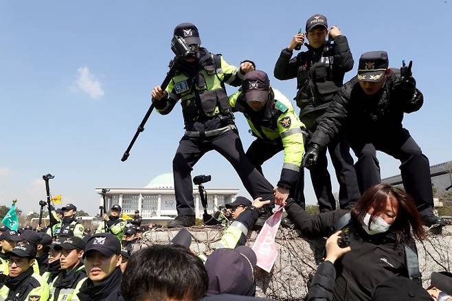 탄력근로제 확대 등에 반대하는 민주노총 조합원들이 3일 국회 앞 농성 도중 경찰과 충돌했다. [뉴시스]